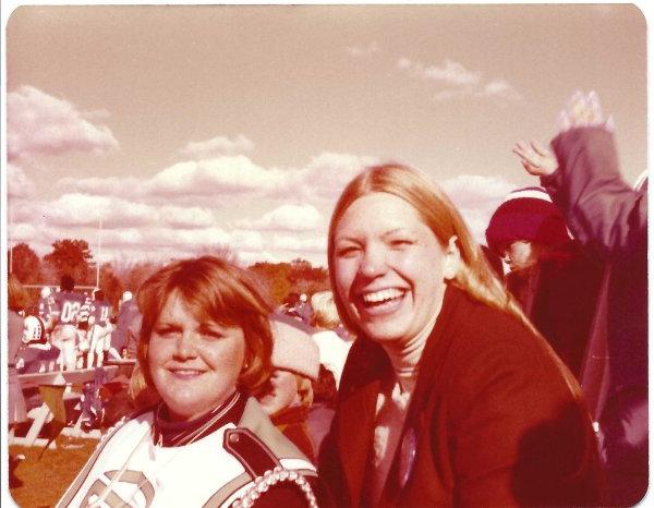 1978年毕业的Maris Timmer Tracy(左)和1981年毕业的Kathleen (Ure) Bell在1978年返校节上合影.
