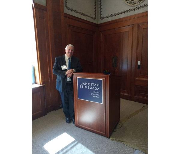 Paul Plotkowski靠着美国国家科学院的领奖台, 科学, 工程, 蓝色瘟疫讲台前的药物 